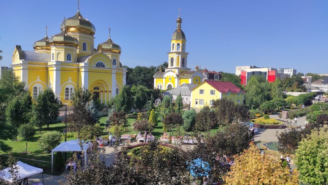 Комрат. Парк в городе Комрате. Комрат город. Комрат город фото. Достопримечательности Комрата.