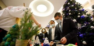 VIDEO. Deputații și-au cumpărat suvenire de Crăciun chiar în Parlament