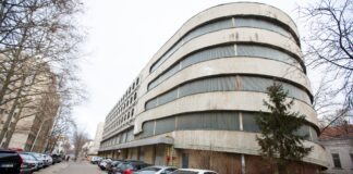 Mai multe locuri de parcare sunt disponibile în garajul Parlamentului. Vezi cât costă oferta