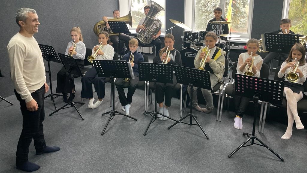 Dirijorul Andrei Arhire și fanfara de copii din Cubolta (foto: calm.md)