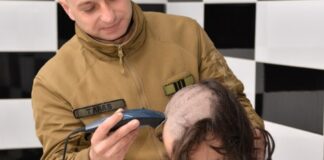 FOTO | Adio, plete! Cum sunt luați la armată tinerii moldovenii