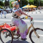 femeie bicicleta